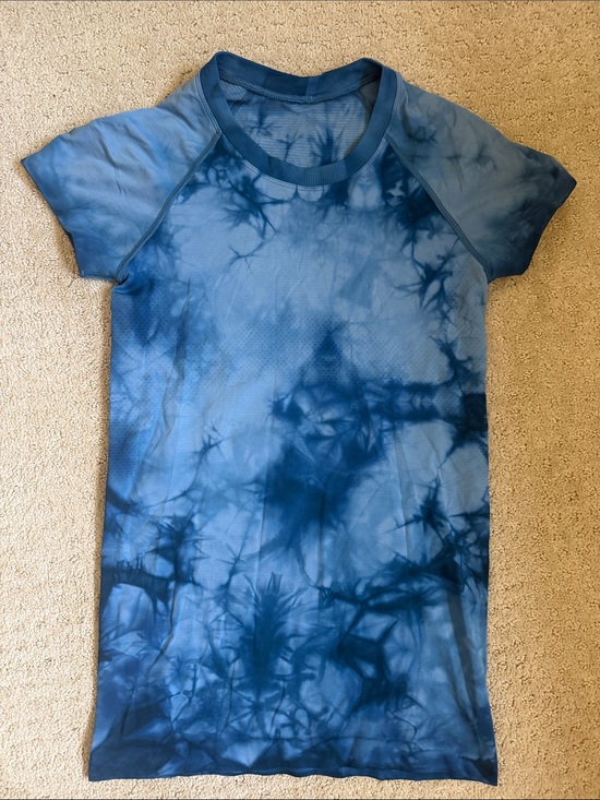 lululemon athletica Tops - Lululemon Blue Tie-Dye Swiftly Short Sleeve size 4